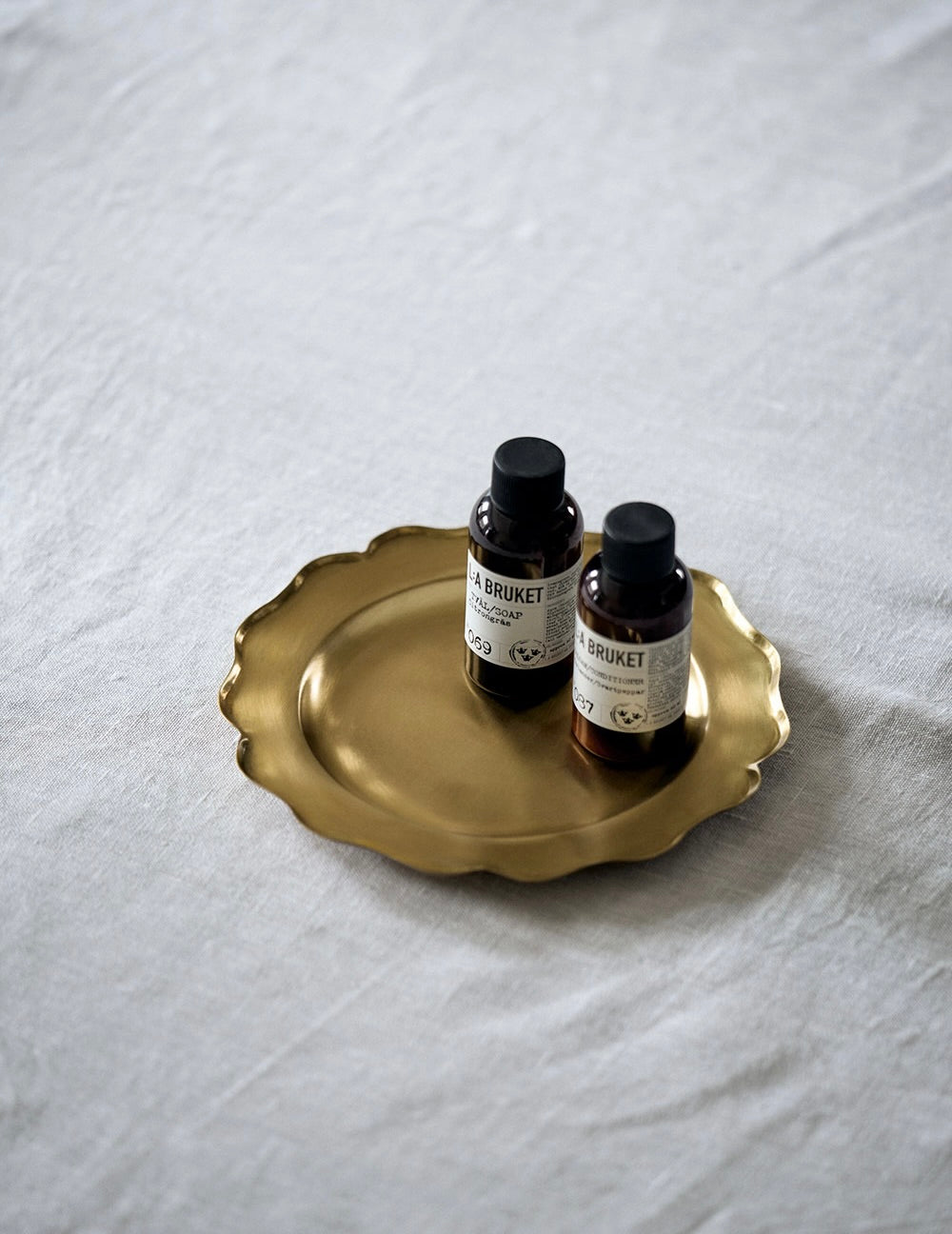 Brass Ruffle Edge Plate: Medium