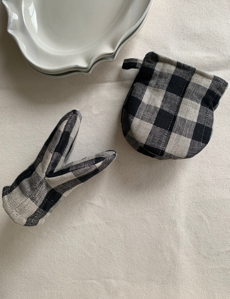 Oven Mitten: Black Natural Check