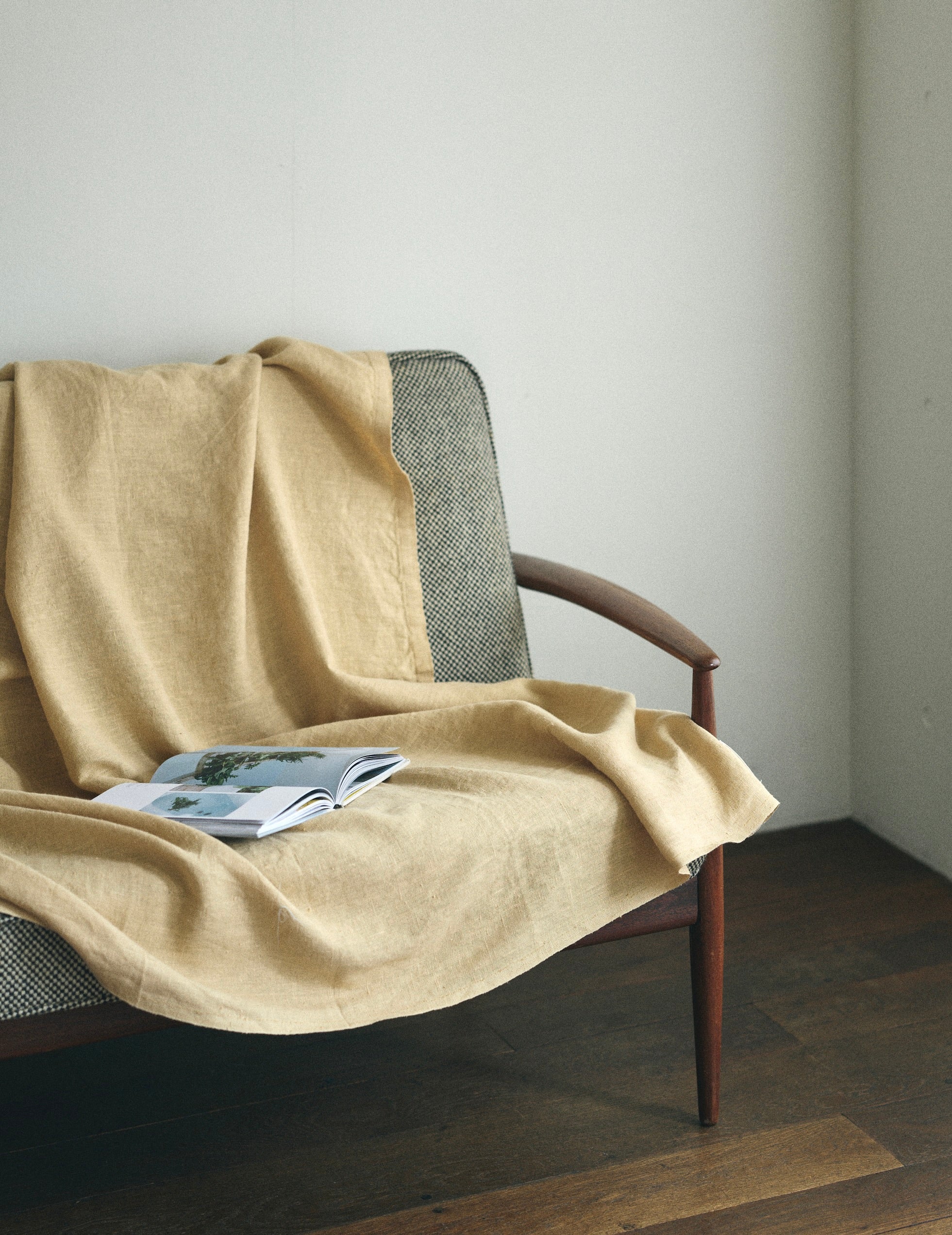 Linen Throw Blanket: Canari