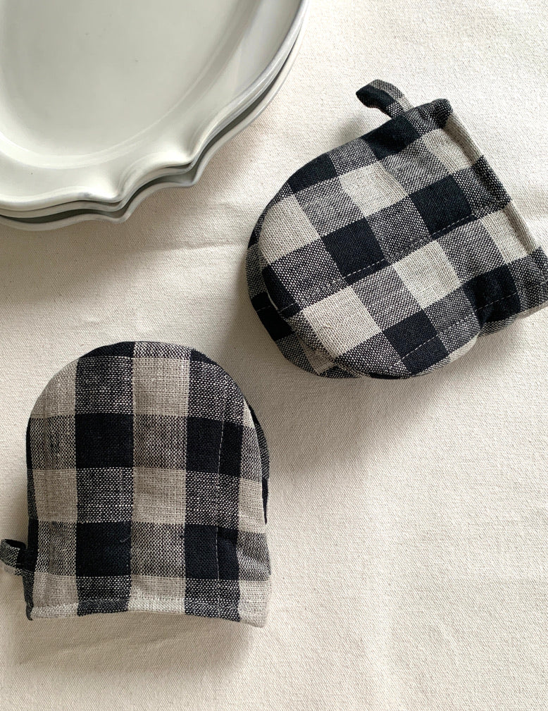 Oven Mitten: Black Natural Check